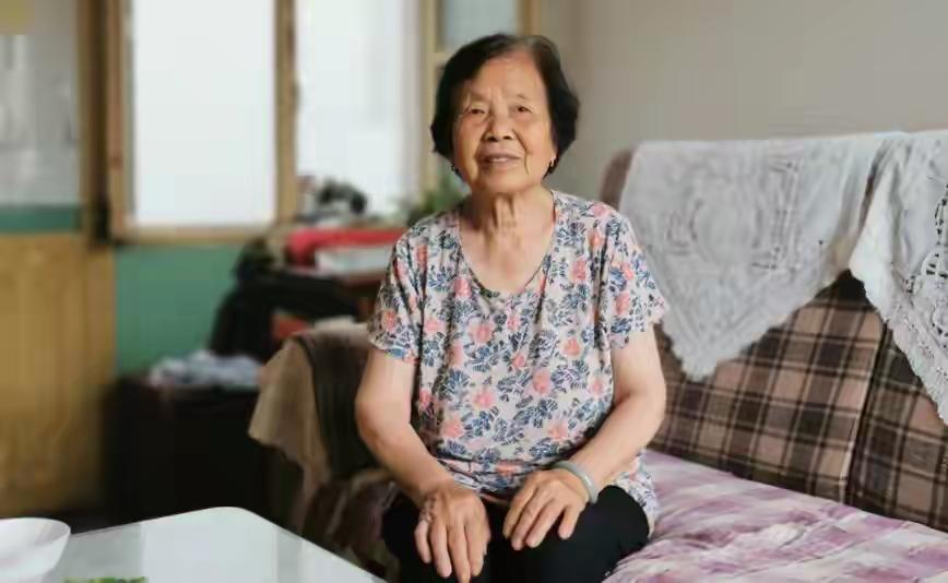 她以为自己做了件大好事。把那个没人要的老人接回家，替早逝的父亲尽孝。一百