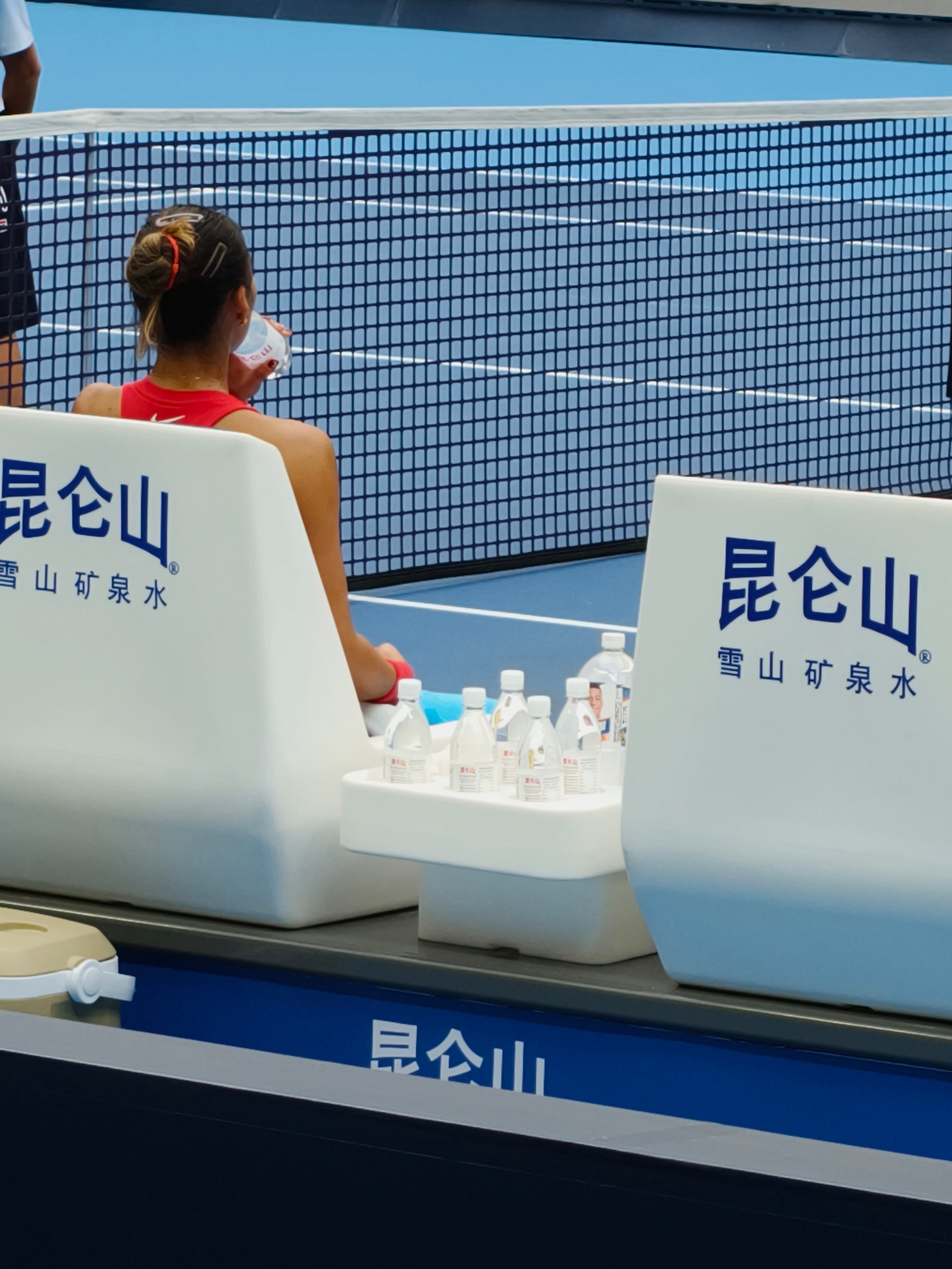 2-0！胜利到手🔥郑钦文顶住考验，状态沉稳，局间喝水后连下两分！抢七拿下，闯