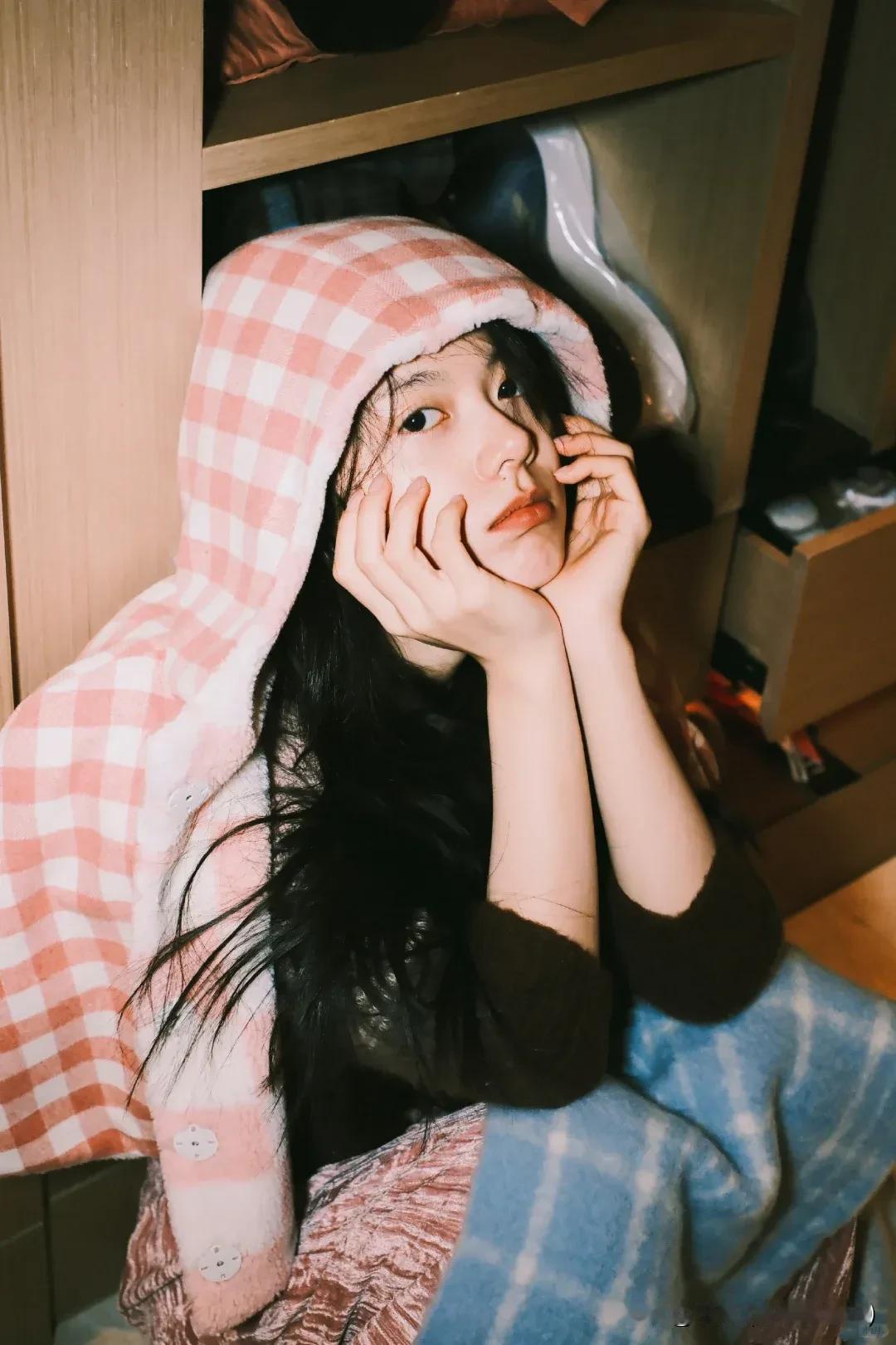 娱乐圈众生相：顶流、资源、人设的“暗战”娱乐圈，永远是名利与虚伪交织的“战场