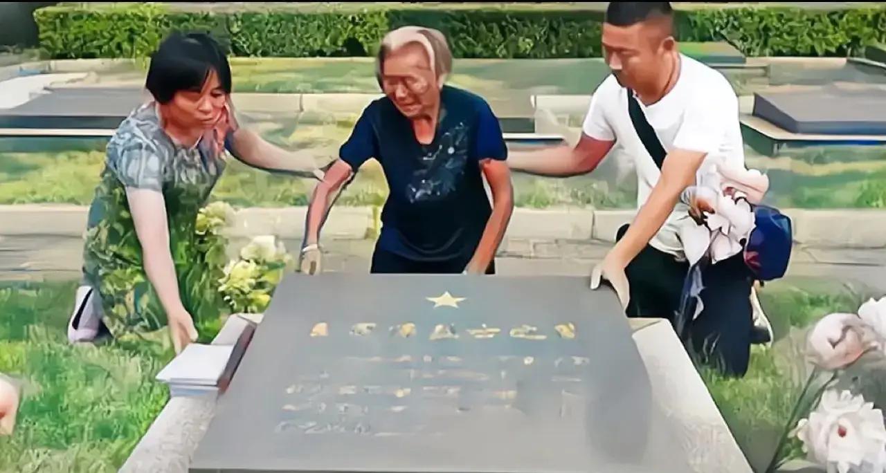 73岁扫墓时，她在烈士碑上看到了自己的名字一位73岁的老妇人到烈士陵园给丈夫扫