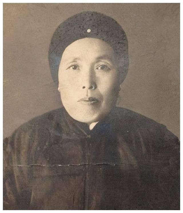 1891年，16岁的张作霖落难乞讨，孙寡妇看中了他，解开衣扣，掏出一块腰牌给他：