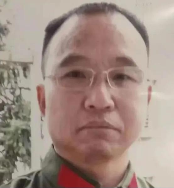 🌛1984年，战士李陶雄中弹后抢救无效，壮烈牺牲。他的遗体却在送往安葬途中