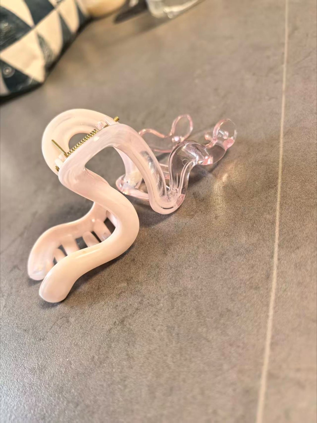 冬天的抓夹都显得脆弱，只是轻轻摔到了茶几上，它就碎了。