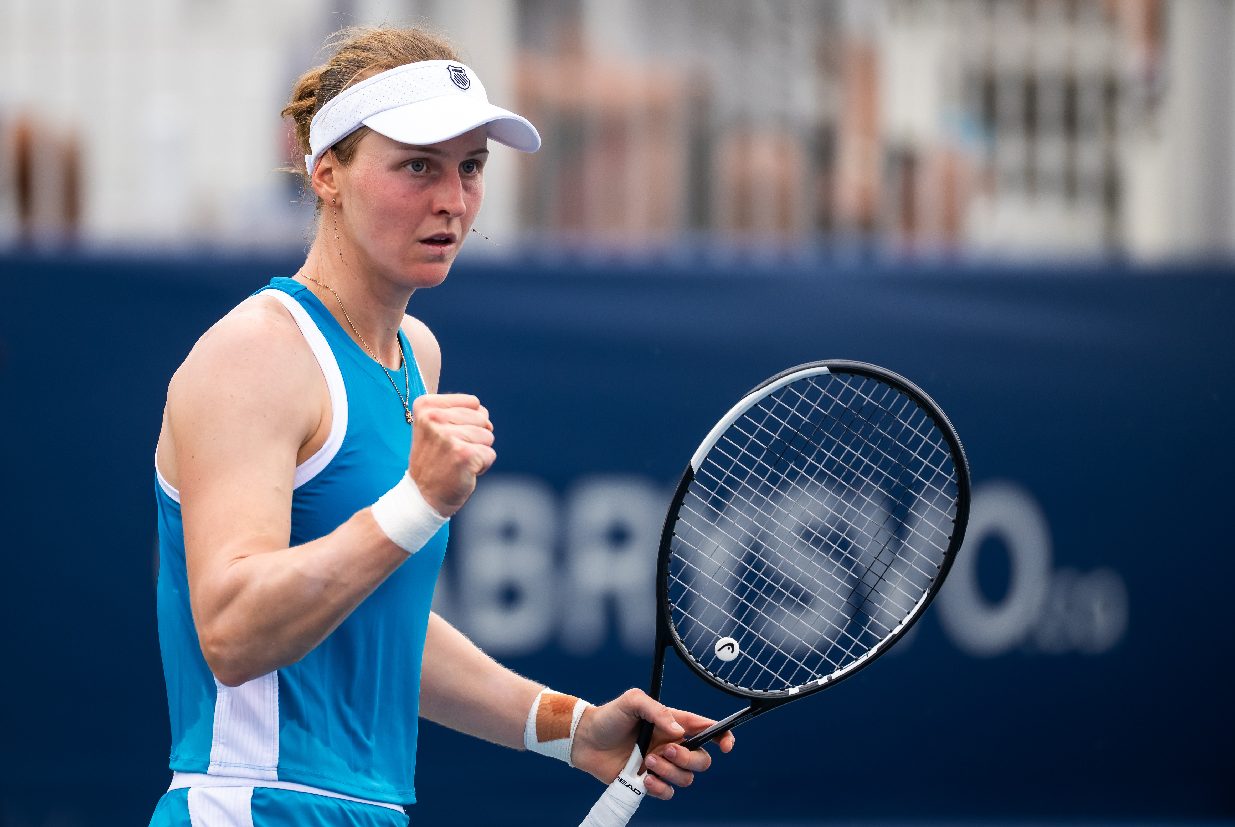 WTA1000多伦多站第三轮，萨姆索诺娃苦战三盘以7-56-7(3)6-2击