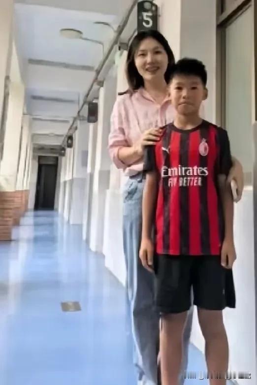 全班起立鼓掌的那一刻，班主任偷偷红了眼孟新艺推开教室门的瞬间，全班同学“唰
