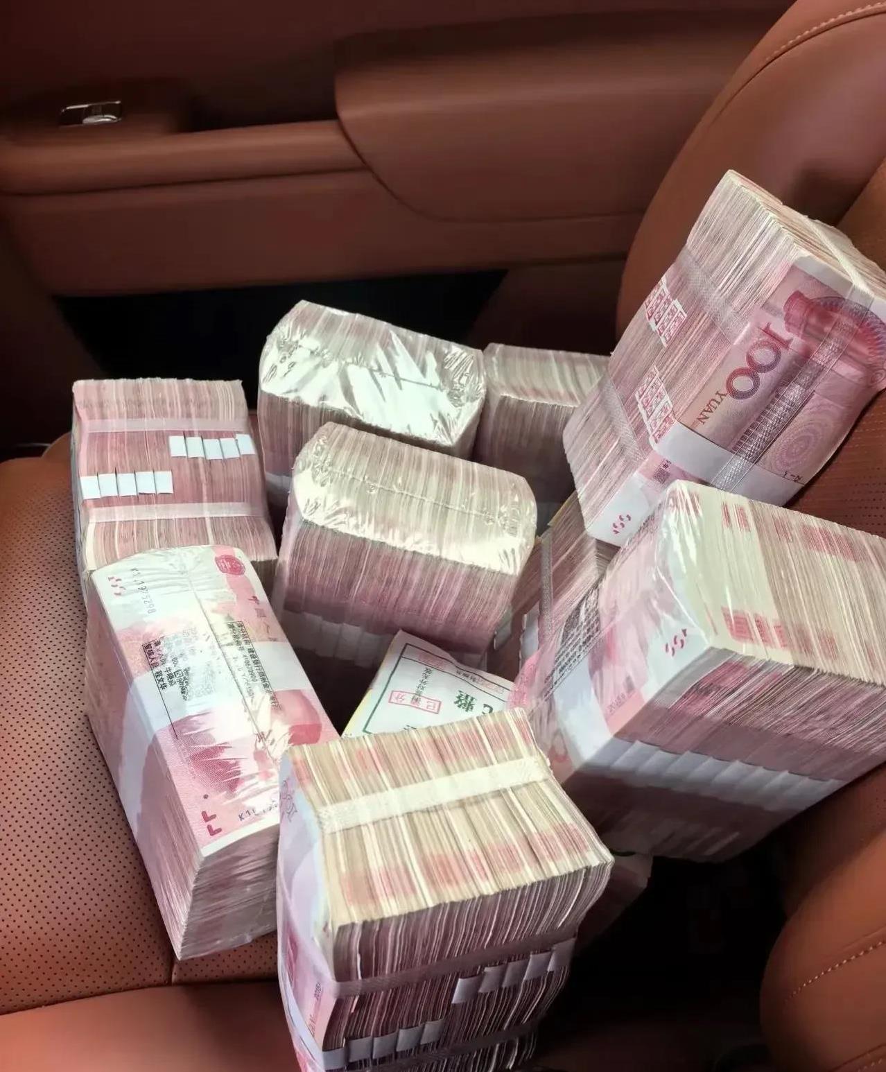 朋友女儿在济南读大学，这周他刚发4900元工资就给她转了3000过去。然而没想到