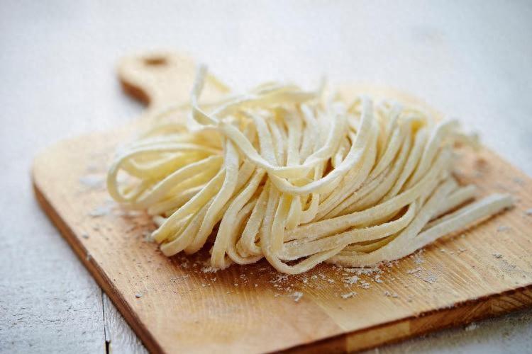 医生发现：晚餐常吃面食的老人，不出小半年，身体或出现这5变化晚上吃点面条、馄