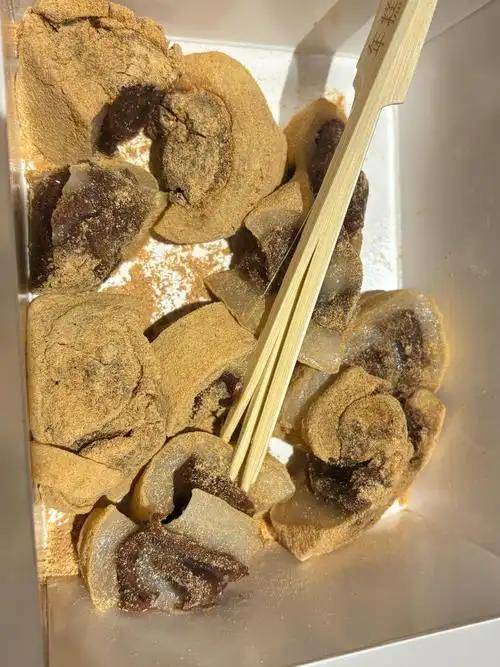 寻味北京，地道的胡同小吃值得打卡！北京小吃美食推荐：1、驴打滚、豌豆黄、芸