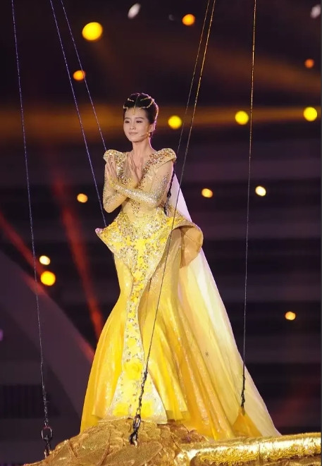 一次采访中，记者问刘诗诗:“结婚为什么没邀请杨幂参加？”刘诗诗半开玩笑地说:“她