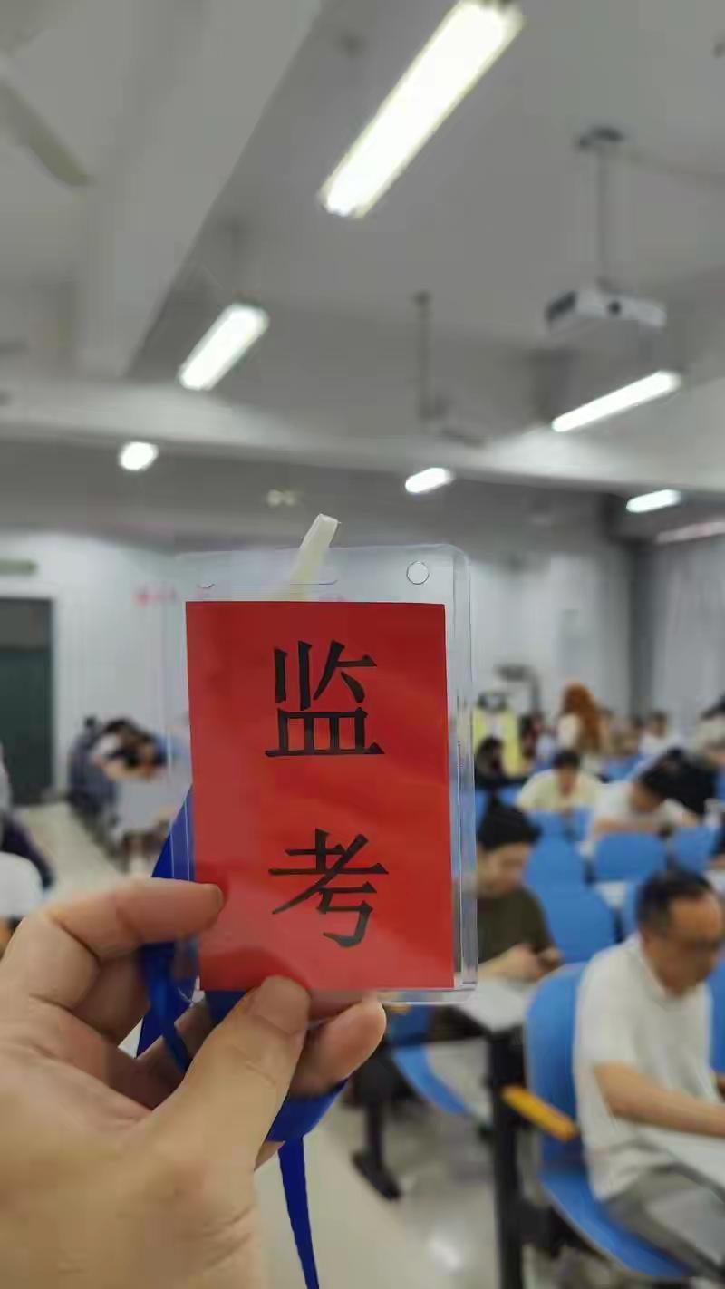 不少外人纳闷，高考监考坐着就能拿钱，为啥越来越多老师推脱不愿参加？在外人眼里，四