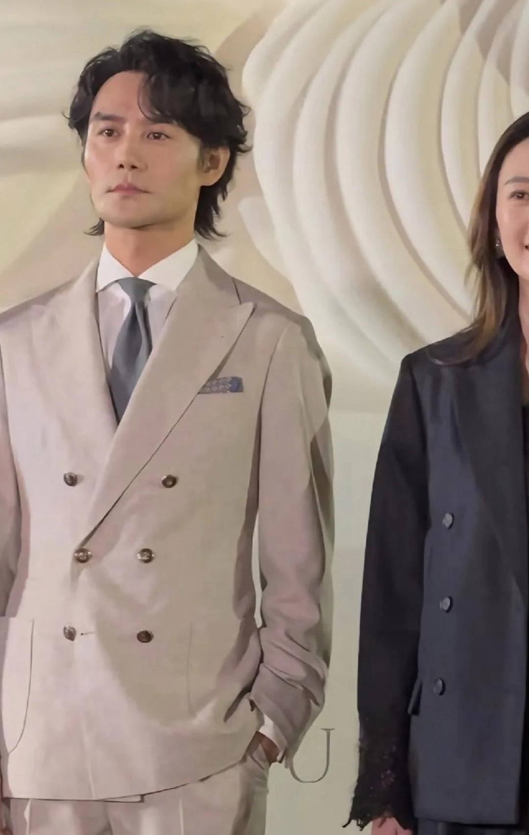 娱乐圈很神奇。有些人好像一夜之间年轻了十岁，比如李连杰。有些人却又好像，突然之间