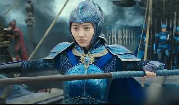 看张艺谋这部大片，我头一回对那些吃人的怪兽产生了名为“心疼”的错觉。那些绿皮