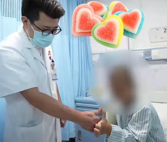 六岁的女孩小瑶坐在摩托车后,突然大喊:“妈妈,我的头不受控制了!”妈妈回头一看,