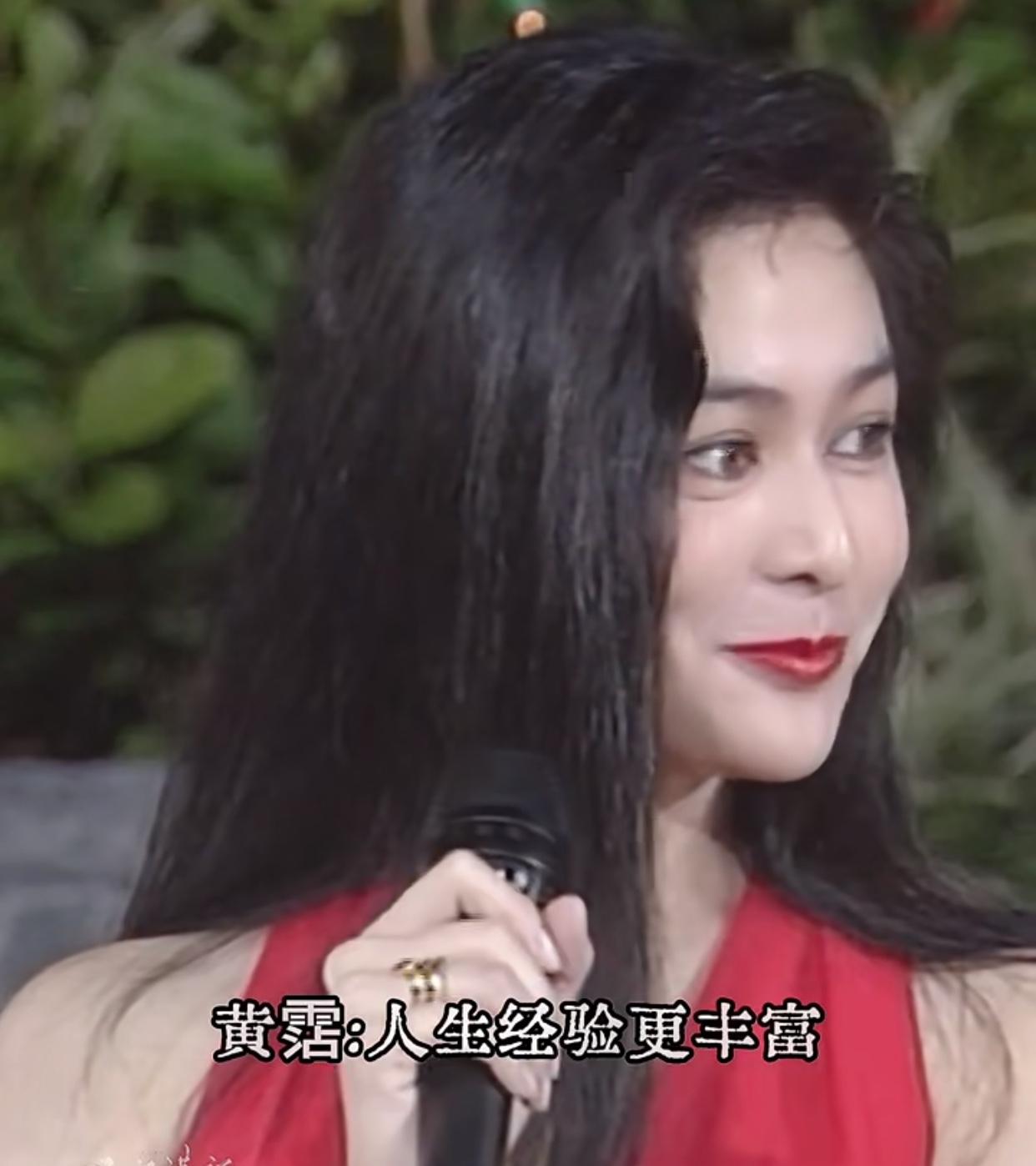 从一段老影像里截了两张，太美了，没有美颜和修图的年代这真的就是肤如凝脂整个人