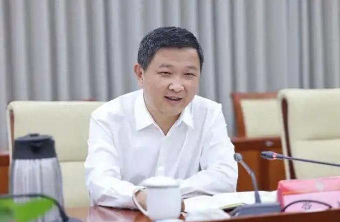 唐山换掌舵人了！据了解，常斌已接任市委书记，而他的履历曝光后，网友表示：这下稳