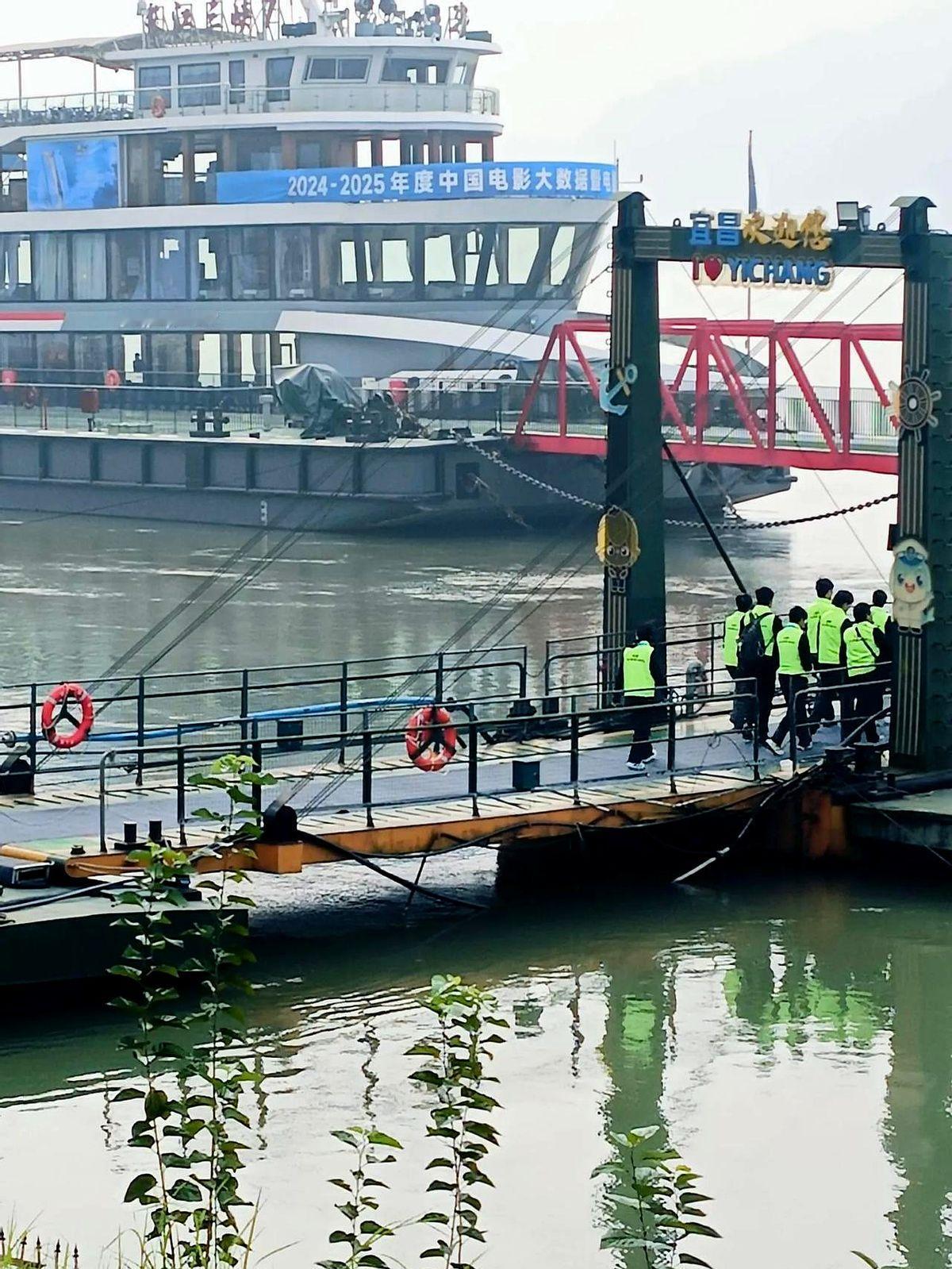 “皇冠酒店被封了，我订的婚宴怎么办？”12月1日早上，宜昌本地新娘小赵在抖音发了