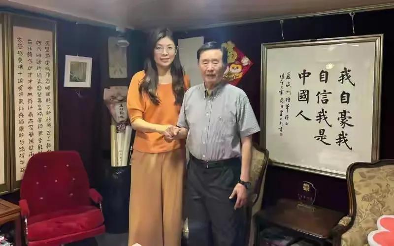 郑丽文去见夏赢洲，而韩国瑜去日本见麻生太郎，看似不相关的两次见面，其实隔空代表了