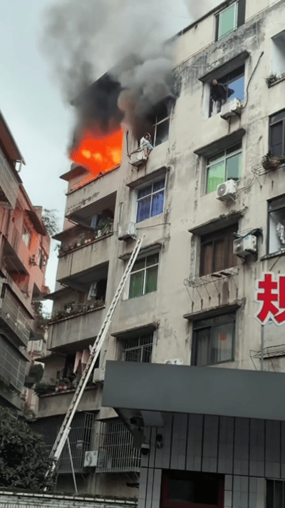 太揪心了，1月4日早上7:30分左右，事发宜宾筠连县，一老住宅顶楼住户家中起火，