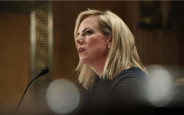 美国国土安全部部长诺姆在一次公开的演讲中声称：中国人太坏了，在2000千多年前就