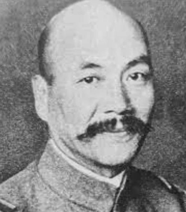 1942年，中国炮兵正在擦拭炮弹，见炮弹受潮，一个炮兵提议：“让我打一炮吧！”这