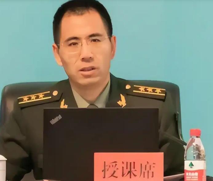 内蒙古有位老人，46岁那年抱回一个才两个多月大的男婴，自己日子都过得紧巴巴，却硬