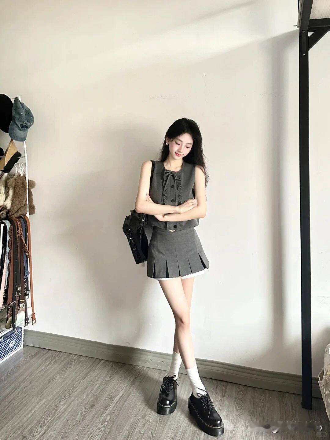 灰色连衣裙搭配黑色皮鞋，简约又时尚！👗👠