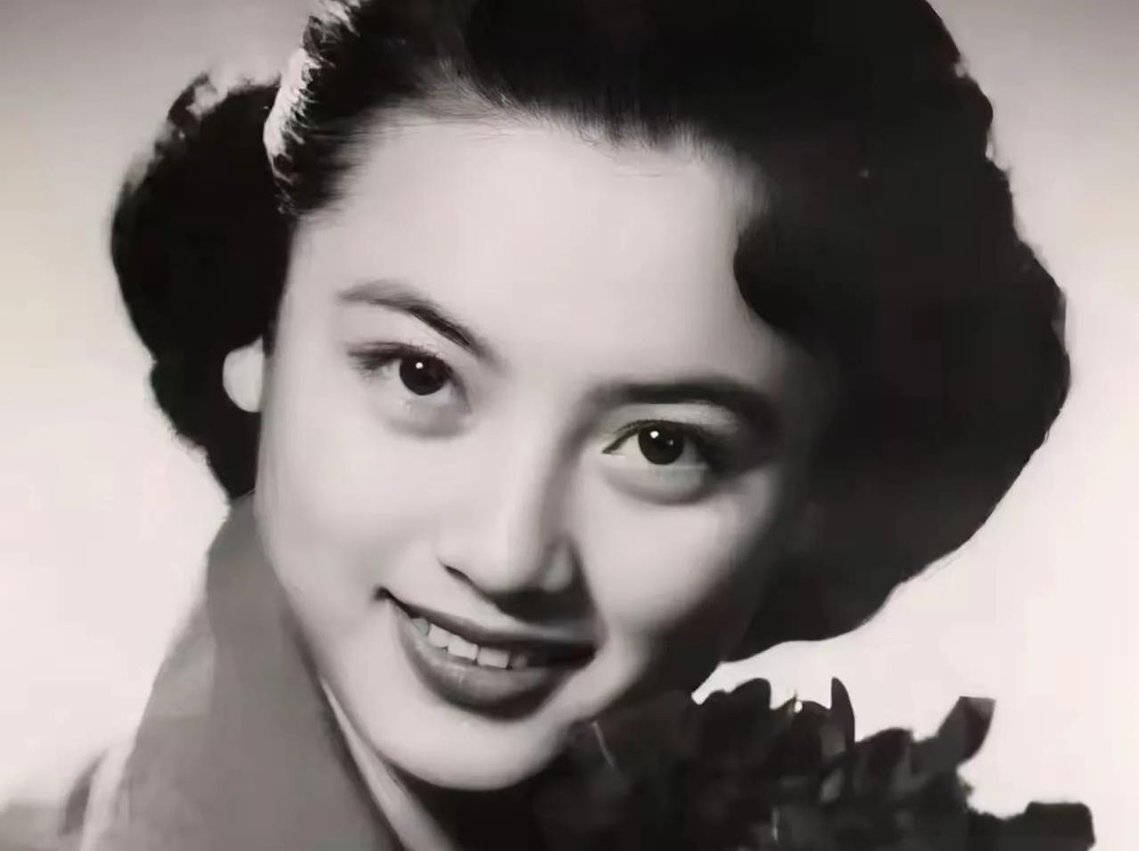 1931年的一晚，张学良刚刚睡下，二夫人谷瑞玉突然爬上床，从身后一把抱住他苦苦哀