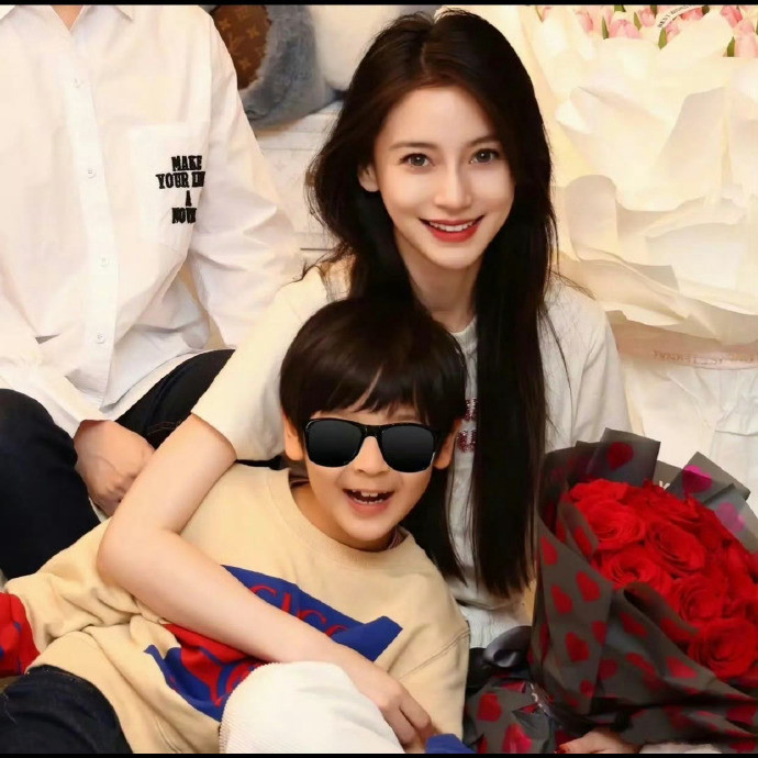 这说明两人可以放下尴尬专注于孩子的陪伴，是个负责任的父母了～