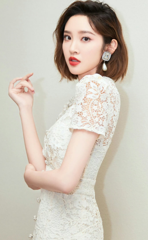 艺昕蕾丝白裙优雅谢幕，这笑容治愈力满分