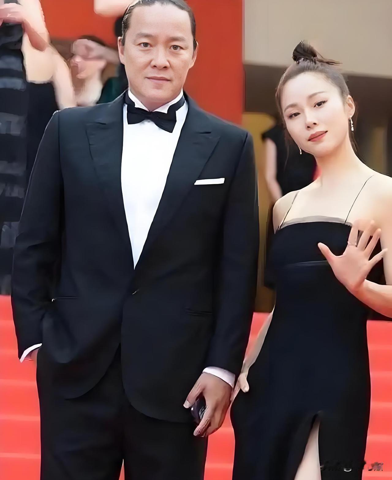 万万没想到，直到江一燕爆出自己离婚了，才知道他俩居然是一对，原来她老公居然是他。