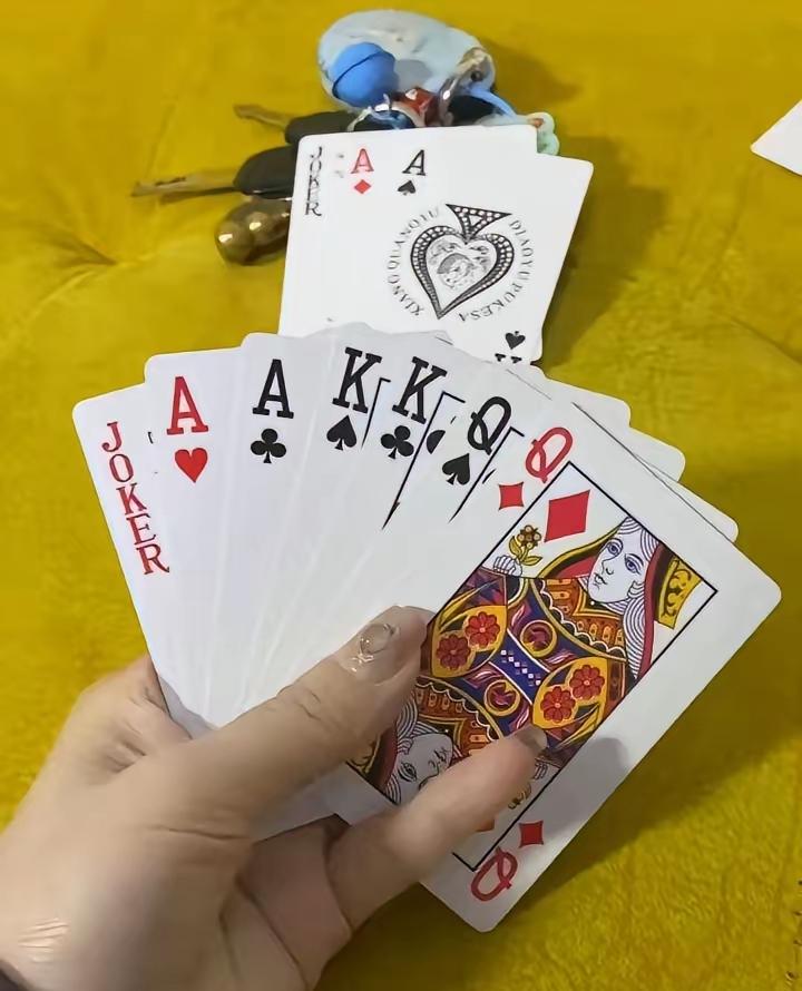 下方先出稳赢了吧。