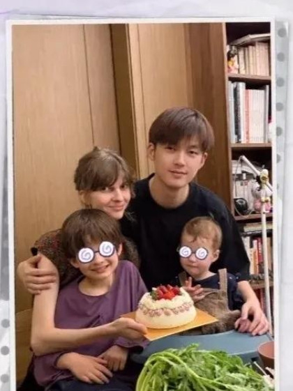 【董力全家福曝光，两个混血娃娃颜值高】董力一家四口的全家福真是太温馨了！这对混血