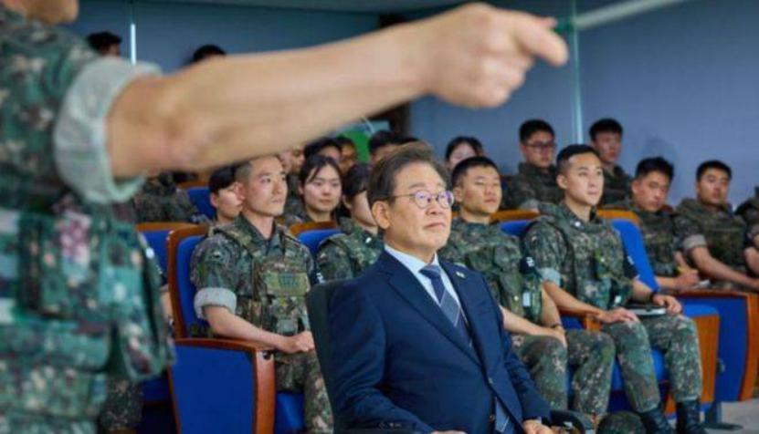 李在明最近动作很快。五个月时间办了两件大事。他撤换了七名军队上将。改了