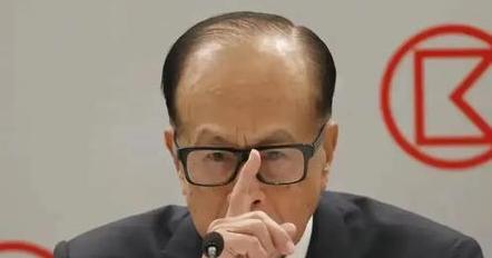 中央警告97岁李嘉诚，背弃国家利益不可取，理清立场！2025年初，全球经济阴云