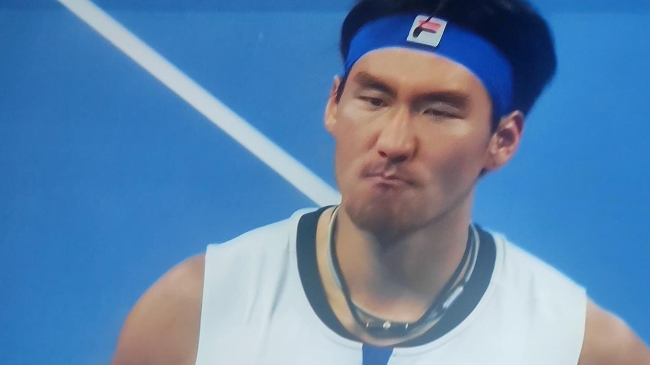 10月2日20:40至23:33，中网男单第二轮的一场焦点战圆满落幕。中国选手布