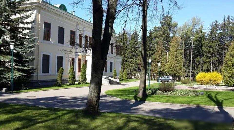 叙利亚前总统阿萨德被曝近况，打电玩度日，英国妻子化疗中很脆弱俄罗斯境内一处秘密