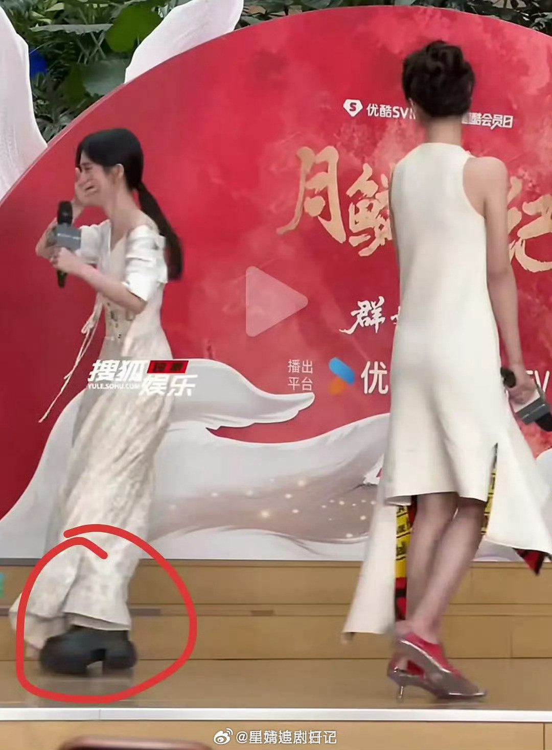 jjy在剧里面要踩高跷才能跟陈都灵差不多高吧？陈都灵还是体面，穿这么矮的鞋。果真