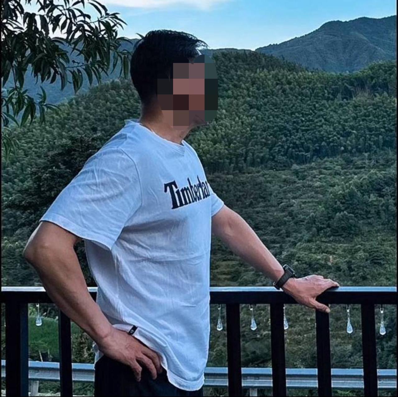 我被有钱有颜精英男盯上了，百思不得其解，我是“三无”人员啊，无钱无貌无青春。