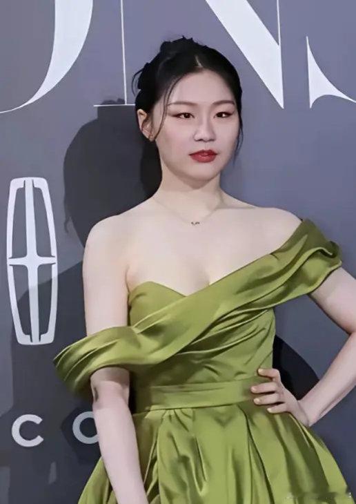 金婧在《繁花》里彻底消失，连片尾演员表都找不到她的脸。网友翻出她当年晒的剧本和探