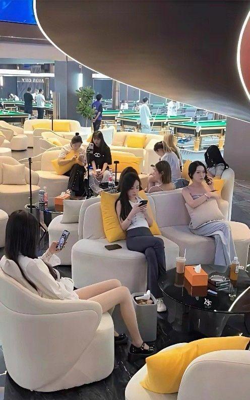 现在台球厅都是漂亮小丫头，十几年前台球厅都看不到女的，怎么回事？