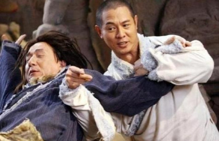 1992年制片人徐克在拍摄《新龙门客栈》时看到剧本周淮安这个角色就想到了李连杰。