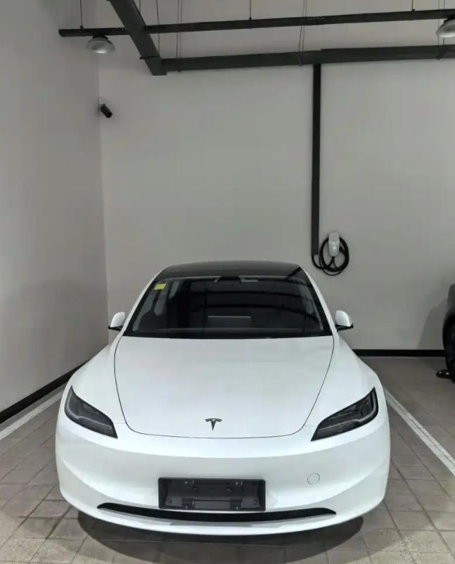 特斯拉车主集体破防！续航820公里新车加量不加价，老用户直呼被背刺
