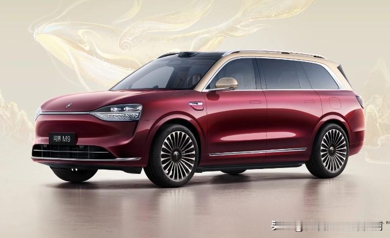 标配的三激光雷达、鸿蒙座舱和零重力座椅，尽显科技豪华。雨天自动降低车身的魔毯悬挂