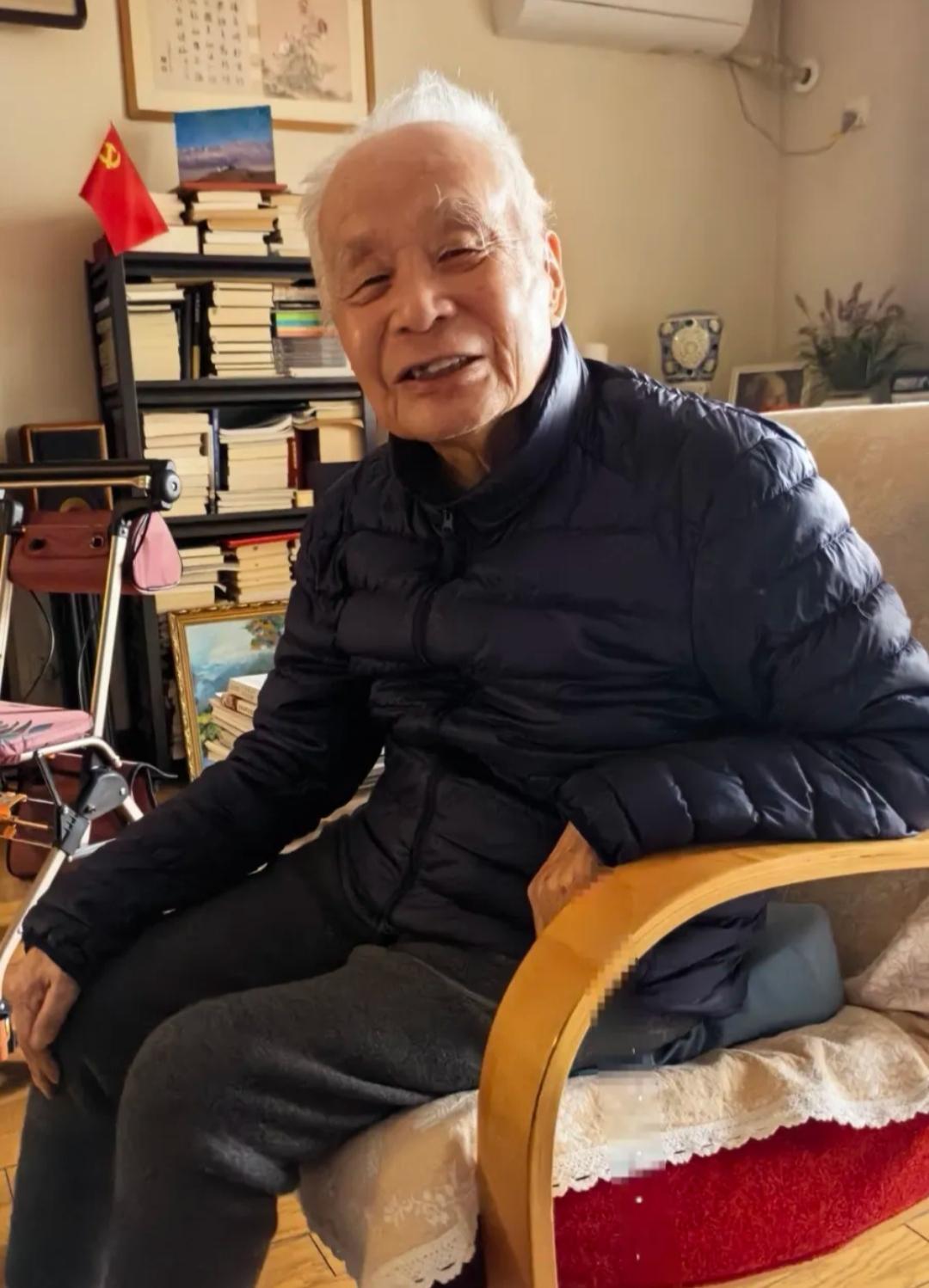 何祚庥先生的近照。近日，有老朋友前去拜访了何老。这位老朋友是谁，很多网友都知道，