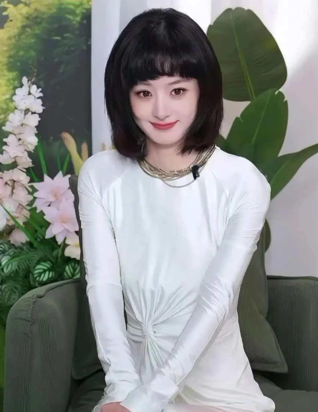 38岁剪个齐刘海短发，赵丽颖直接把“年龄焦虑”按在地上摩擦。镜头一怼，小脸巴掌