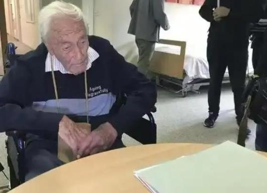 2018年，澳大利亚一位104岁的科学家，前往瑞士接受安乐死，当药物注射到他的体