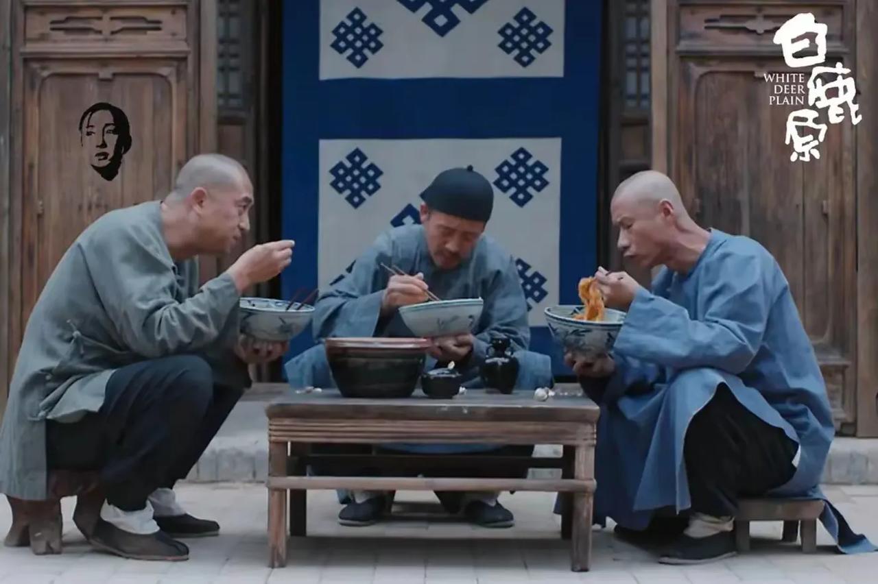 现代中国人绝对无法想象得到的一个场景：一百年前，大城市的底层劳工，竟比乡间地主吃