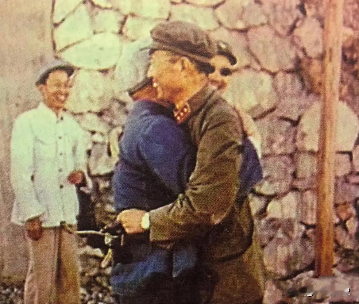 这张珍贵合影拍摄于1964年6月29日，开国上将张爱萍将军和钱学森深情拥抱的场景