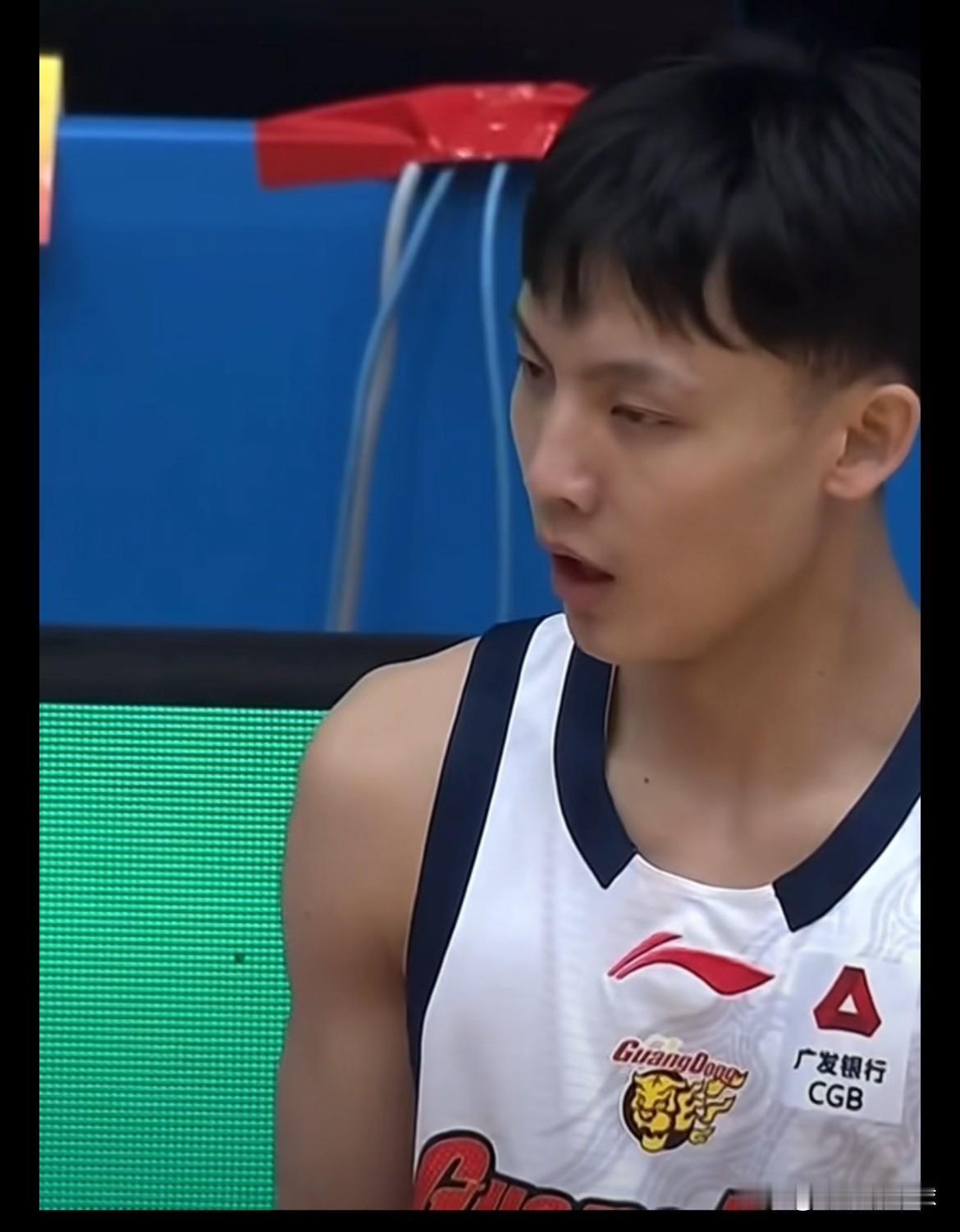 广东男篮大胜四川男篮，有哪些变化？广东男篮客场以104比76大胜四川男篮，本场