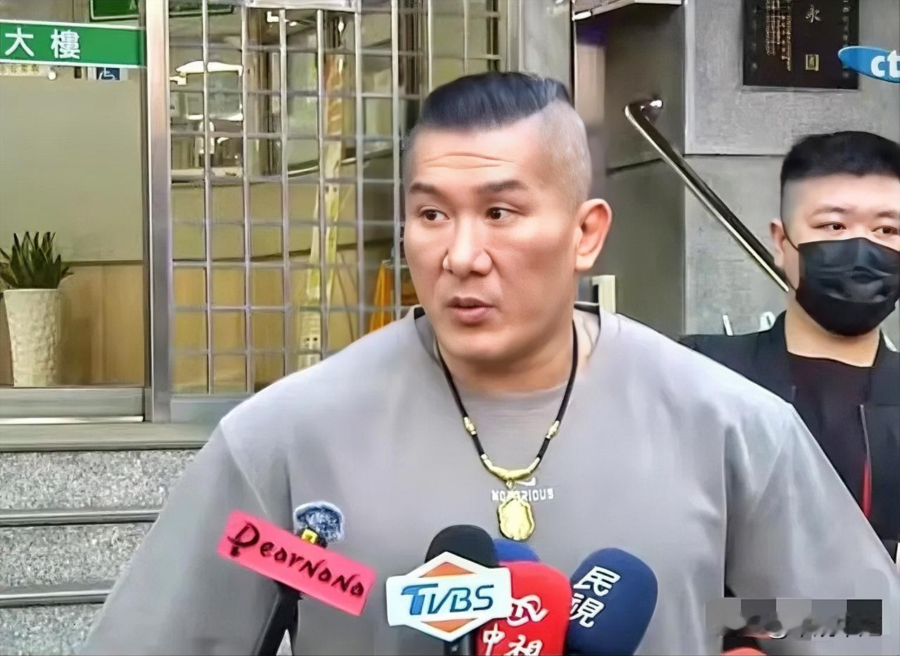 馆长今（8日）在脸书发文表示，今天去看蔡正元博士，青鸟朋友们叫我先来熟悉一下环境